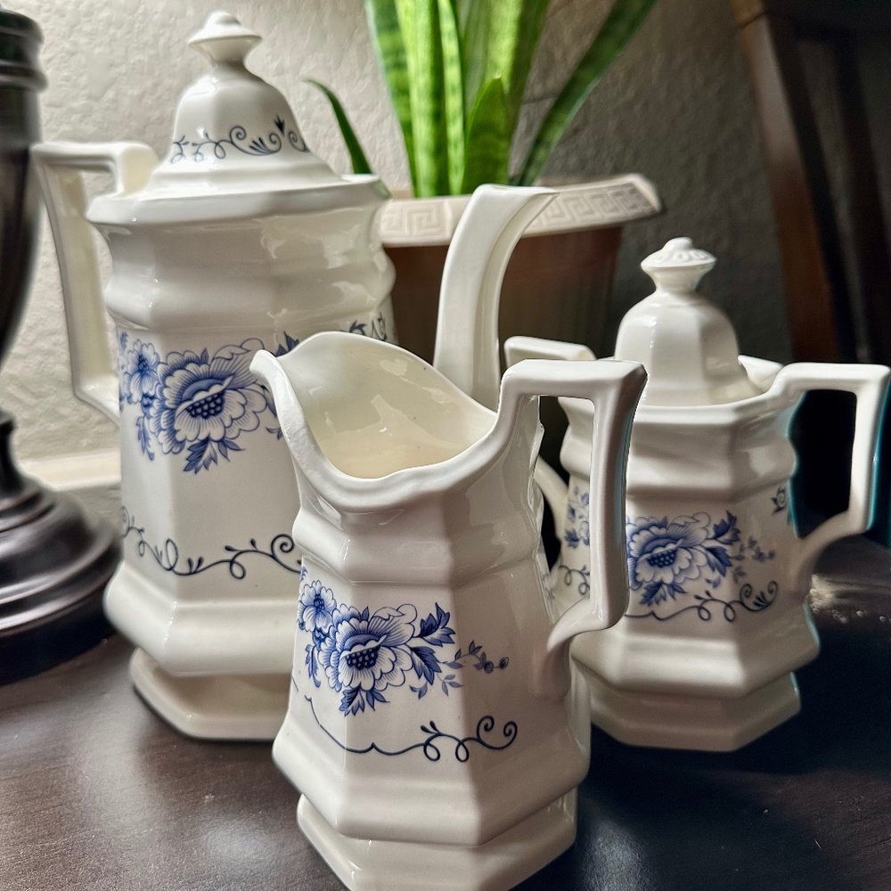 Vintage Iroquis Clinton Inn Henry Ford Museum Collection Blue and White Tea Pot